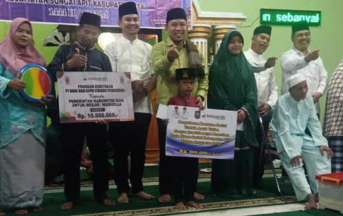 Wabup Husni Safari Ramadan di Sungai Apit dan Serahkan Bansos