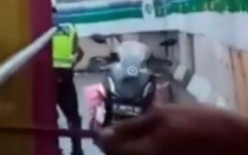 Viral, Polisi Tilang Sopir Truk Minta Bawang Sekarung