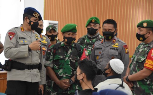 Bersama TNI, Brimob Polda Riau Gelar Vaksinasi