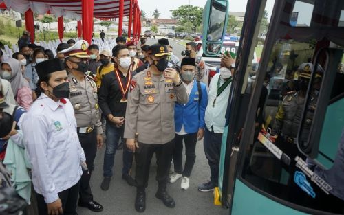 Polda Riau dan Cipayung Plus Berangkatkan 200 Pemudik Gratis