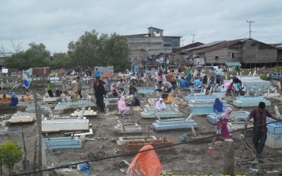 Ziarah Makam di Panipahan Terganggu Air Pasang Laut