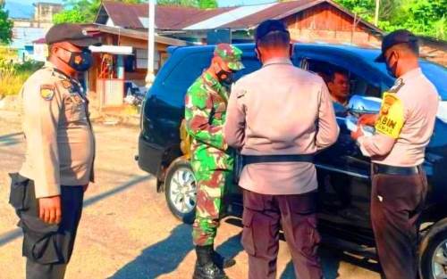 Cegah Covid-19, Tim Gabungan TNI-Polri Bagikan Masker   