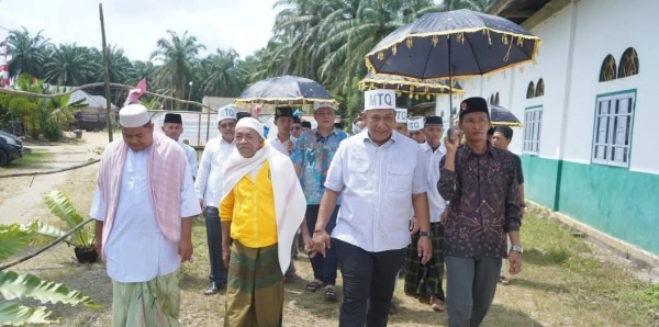 Bupati Rokan Hulu Tinjau Fasilitas Ponpes Al Muqorobbah di Rokan IV Koto