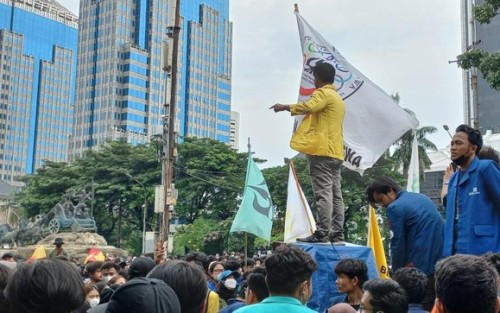 Massa Mahasiswa Terobos Blokade Polisi di Patung Kuda