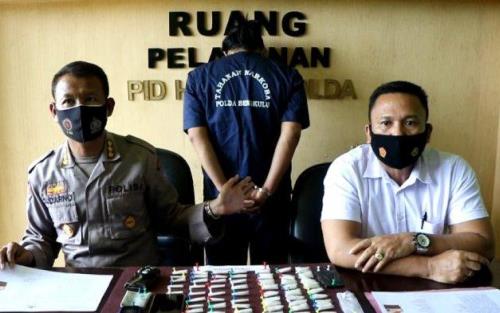 Polda Bengkulu Tangkap Sopir Travel Bawa 65 Paket Sabu