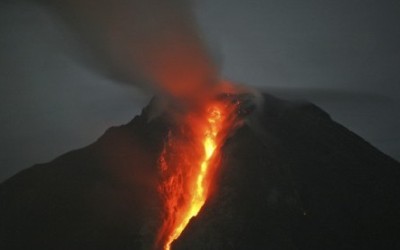Gunung Sinabung Semburkan Lava Pijar Capai 1.5 KM