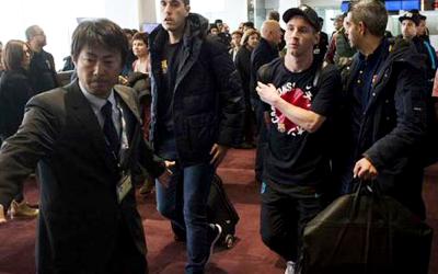 Suporter River Plate Ludahi Messi Di Bandara Narita