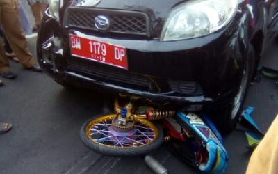 Laka Simpang ABC Bengkalis, Motor Masuk Kolong Mobil