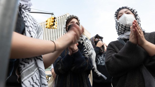 Polisi AS Paksa Pedemo Pro-Palestina Lepas Jilbab di Kampus