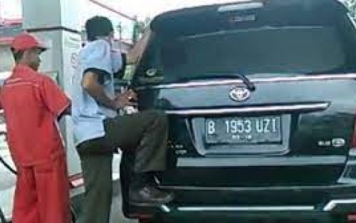 Goyangkan Mobil Saat Isi Bensin, Ini Bahayanya! 