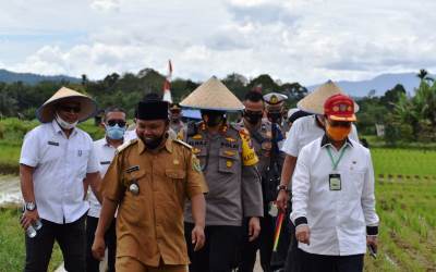 Kapolres dan Bupati Tapsel Panen Ketahanan Pangan