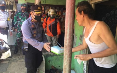 Beredar Video Kapolsek Balaraja Blusukan Bagi Makanan