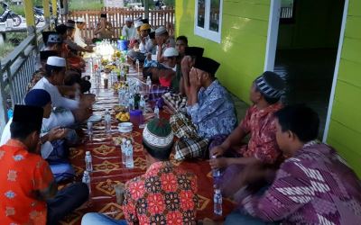 Jajaran Polsek Panipahan Cat Masjid dan Buka Bersama