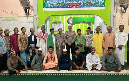 Jamaah Masjid dan Kapolsek Panipahan Buka Bersama