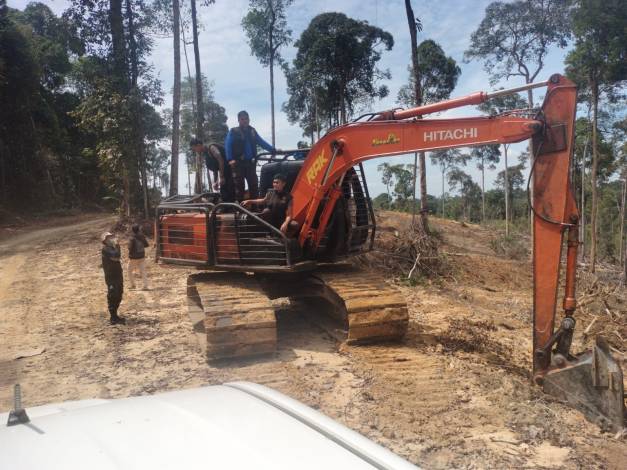 Tiga Alat Berat dan Operator Diamankan Polhut DLHK Riau di Kampar