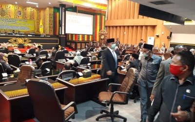 Mosi Tidak Percaya 'Hantam' Ketua DPRD Pekanbaru