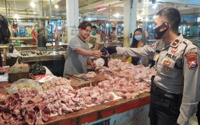 Polresta Tangerang Edukasi Prokes Ke Pengunjung Pasar