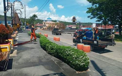 BPBD Gunungsitoli Semprotkan Disinfektan di Sejumlah Fasum