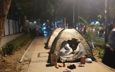 Pencari suaka Afghanistan Pasang Tenda di Trotoar 