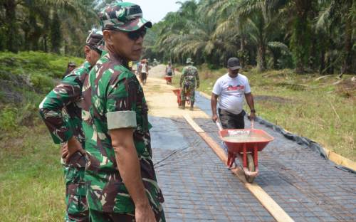 Kasiter Tuangkan Cor Perdana Semenisasi TMMD Desa Semunai