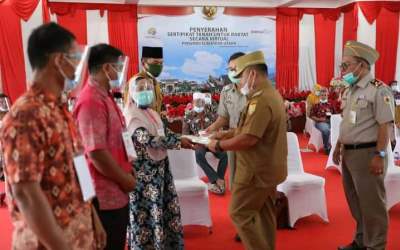 Bupati Labusel Serahkan Sertifikat Tanah Secara Simbolis