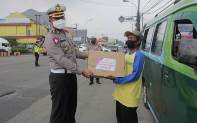 Satlantas Polresta Tangerang Bagikan Sembako