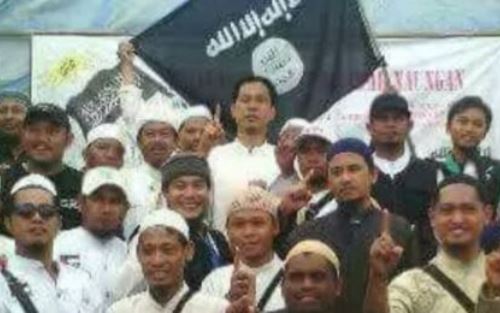 Husin Shihab Pamer Foto Munarman dengan Bendera ISIS