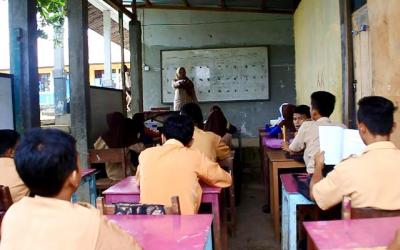 Siswa SMPN 3 Rambah Belajar di Kantin Sekolah