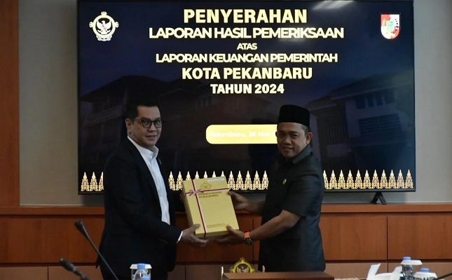 Ketua DPRD Kota Pekanbaru Bersama Wako Terima LHP 2024 dari BPK RI