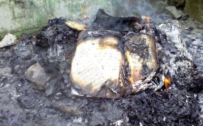 Pria Ini Ngaku Tuhan, Alquran Dibakar & Sembah Matahari