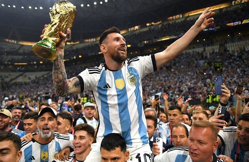 Argentina Juara Dunia, Messi Menari-nari dan Pamer Cek Rp156 Miliar