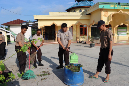 Hari Bhayangkara ke 77, Polres Siak Laksanakan Baksos Bersihkan Rumah Ibadah