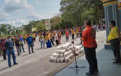 Bupati Inhu Yopi Arianto Beri Bantuan Beras 2 Ton