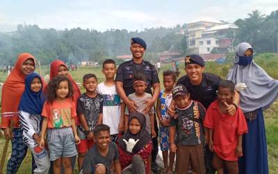 Brimob Kaltim BKO Polda Papua Barat Tonjolkan Humanis