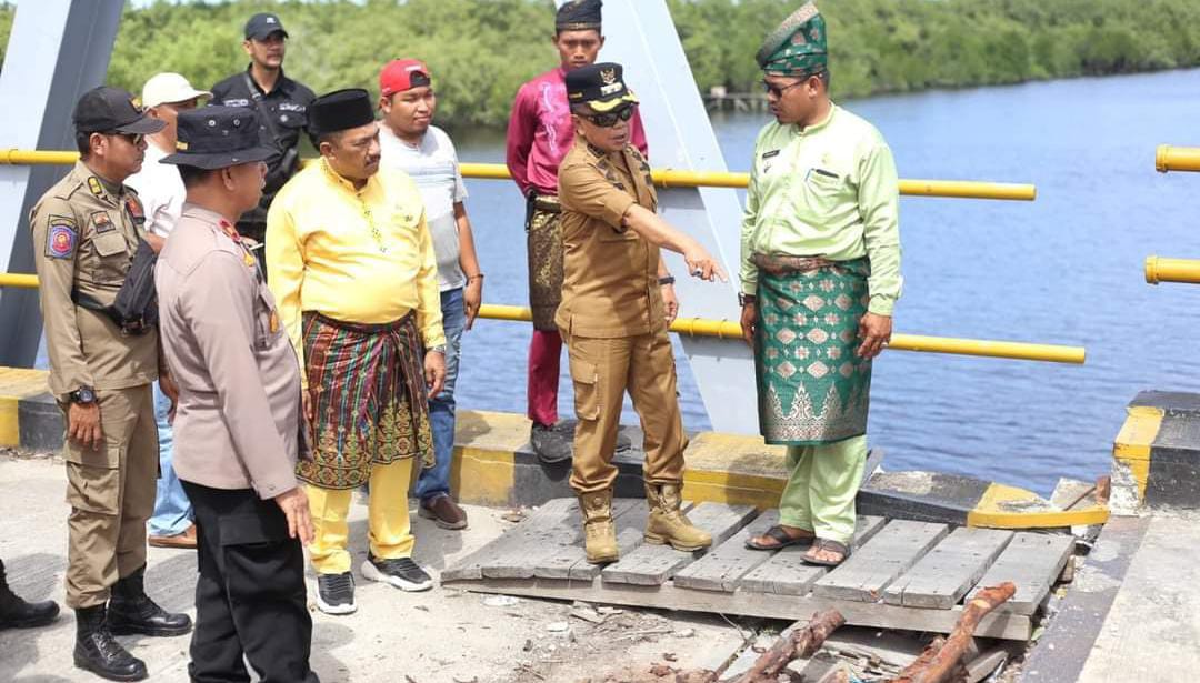 Sebelum Ambruk, Jembatan Penghubung Selat Akar Dan Bandul Sempat Ditinjau