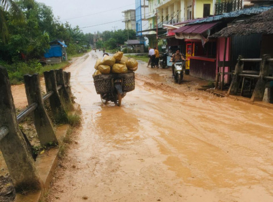 Oprit Jembatan Parit Alai Jalan Depan Kantor Desa Pasar Kembang Rusak