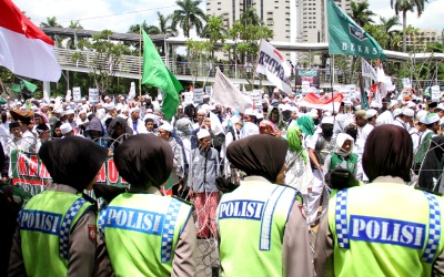 Polwan Berhijab Hadang Massa FPI Dibaris Depan