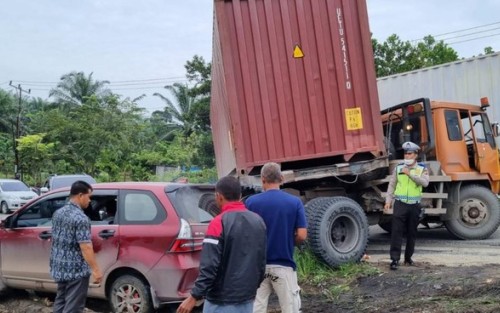 Tak Kuat Nanjak, Truk Kontainer Bikin Macet Lintas Pekanbaru-Pelalawan