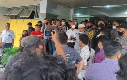 Aliansi Masyarakat Cerdas Paksa Masuk Kantor Disdik Sumut