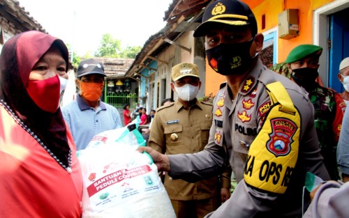 Forkopimda Lumajang Droping Beras dan Masker ke Warga