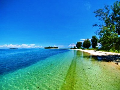 Birunya Laut Pulau Dodola yang Menggoda