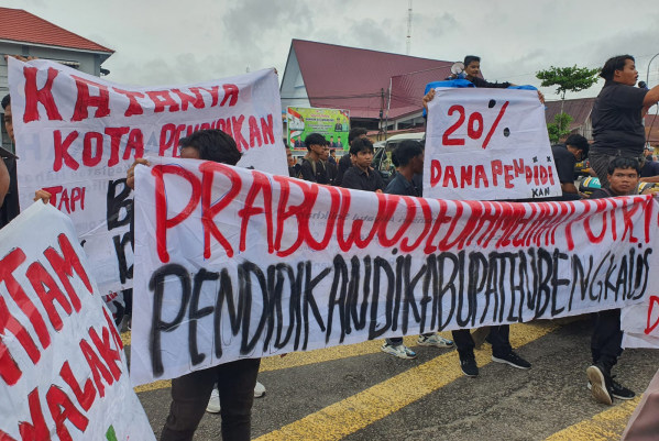 Bantuan Pendidikan Tak Cair, Mahasiswa Geruduk Kantor Bupati dan DPRD