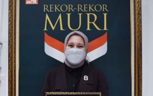 Bupati Wanita Termuda Ini Meraih Rekor MURI