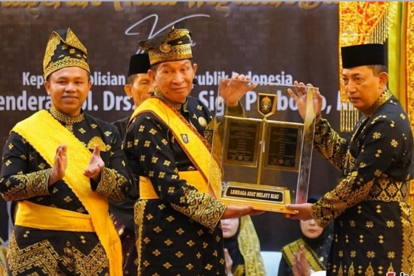 Kapolri Terima Anugerah Adat dari LAM Riau, Bupati Rohul: Bukti Sinergitas Menjaga Kearifan Lokal