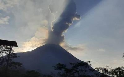 Gunung Merapi Erupsi, Kolom Abu Capai 2.000 Meter