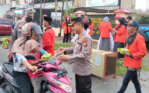 Kapolres Siak dan Mahasiswa Kompak Bagikan Takjil Kepada Masyarakat