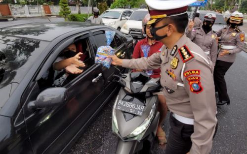 Tertib Berlalin, Dirlantas Bagikan Takjil kepada Pengguna Jalan