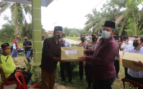 Bupati Siak dan Kapolres Beri Bantuan Masker ke Rumah Ibadah