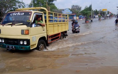 Mudik Tertunda, Kali Bekasi Meluap