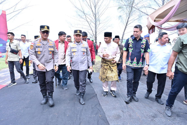 Kapolda Riau dan Kapolres Bengkalis Serta Mahasiswa Tanam Mangrove di Bengkalis